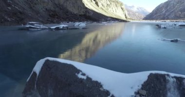 İnsansız hava aracı Tibet, Çin 'deki buzulların üzerinde uçuyor. Hava görüntüsü drone görüntüleri