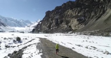 Kadın koşucu kışın ülkeyi boydan boya geçiyor.