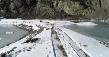 Kadın koşucu kışın ülkeyi boydan boya geçiyor.