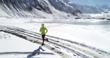 Kadın koşucu kışın ülkeyi boydan boya geçiyor.