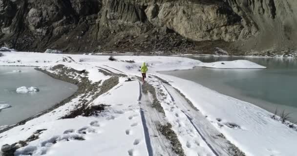 Mujer Trail Runner Cross Country Running Invierno Naturaleza — Vídeo de stock