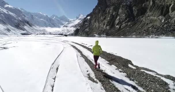 Mujer Trail Runner Cross Country Running Invierno Naturaleza — Vídeo de stock