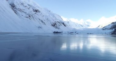 İnsansız hava aracı Tibet, Çin 'deki buzulların üzerinde uçuyor. Hava görüntüsü drone görüntüleri