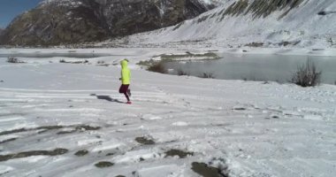 Kadın koşucu kışın ülkeyi boydan boya geçiyor.