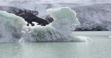 Tibet, Çin 'deki buzul gölünün güzel manzarası.