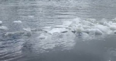 Tibet, Çin 'deki buzul gölünün güzel manzarası.