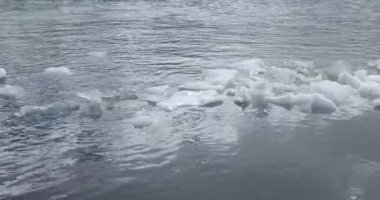 Tibet, Çin 'deki buzul gölünün güzel manzarası.