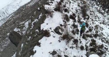 Kadın Tibet 'teki yüksek dağlara tırmanıyor, çok güzel hava görüntüleri var.