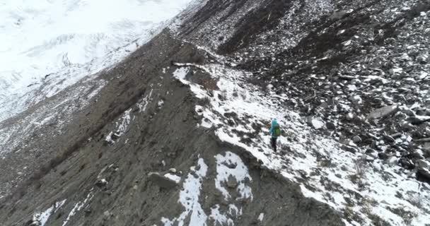 Frau Besteigt Hohe Berge Tibet China Schöne Luftaufnahmen — Stockvideo