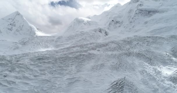 Drönaren Flyger Genom Snöiga Berg Tibet Kina Flygfoto Drönare Bilder — Stockvideo
