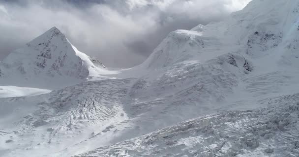 Drone Voando Através Montanhas Nevadas Tibete China Imagens Drones Visão — Vídeo de Stock