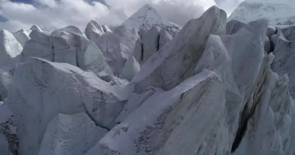 Drone Volando Través Montañas Nevadas Tíbet China Imágenes Aviones Tripulados — Vídeos de Stock