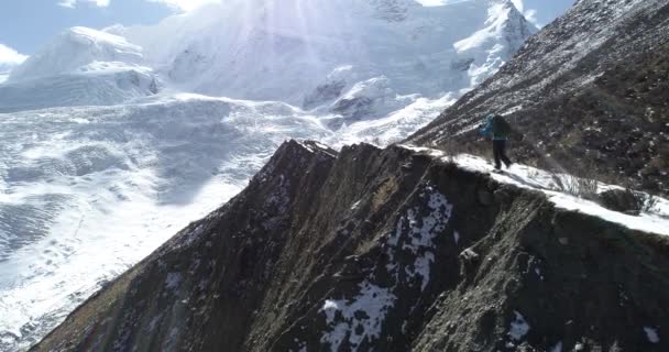 女性はチベットで高い山に登る中国 美しい空撮 — ストック動画