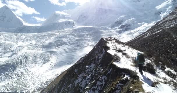 Frau Besteigt Hohe Berge Tibet China Schöne Luftaufnahmen — Stockvideo