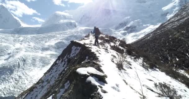 Mujer Escalar Altas Montañas Tíbet China Hermosas Imágenes Aéreas — Vídeos de Stock