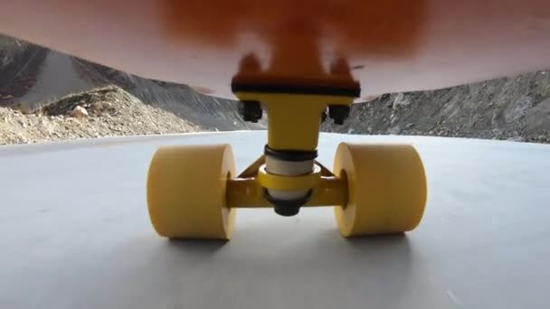 Equitazione Skateboard Sul Sentiero Alta Quota — Video Stock