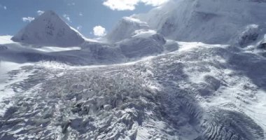 İnsansız hava aracı Tibet, Çin 'deki karlı dağlarda uçuyor. Hava görüntüsü drone görüntüleri