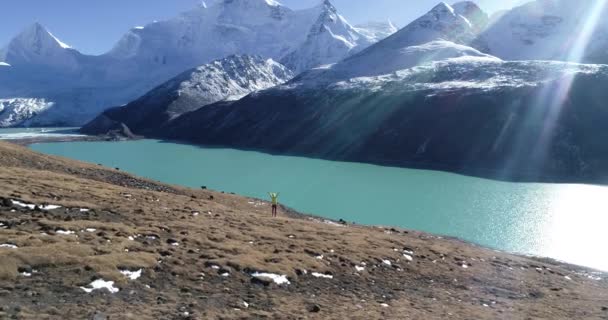 Sentiero Corridore Donna Fondo Corsa Nella Natura Invernale Drone Vista — Video Stock