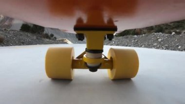 Yüksek rakımlı dağlarda kaykay sürmek