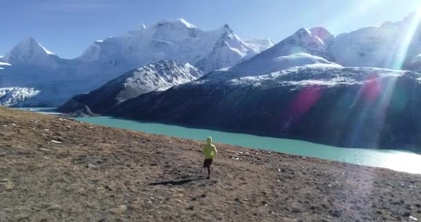 Mulher Corredor Trilha Atravessar País Correndo Natureza Inverno Imagens Visão — Vídeo de Stock