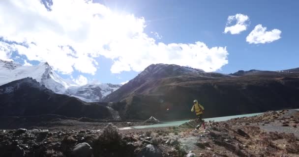 Sentiero Corridore Donna Fondo Corsa Nella Natura Invernale Drone Vista — Video Stock