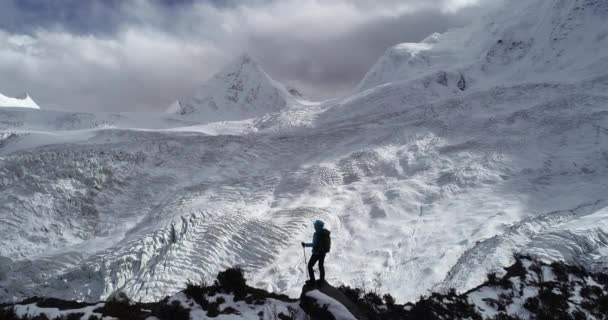 Γυναίκα Αναρρίχηση Ψηλά Βουνά Στο Θιβέτ Κίνα Όμορφη Εναέρια Πλάνα — Αρχείο Βίντεο