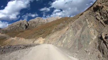 Tibet, Çin 'de dağ yolunda araba sürmek.