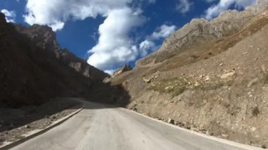 Tibet, Çin 'de dağ yolunda araba sürmek.