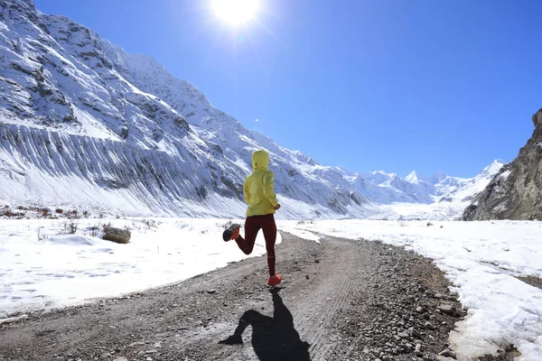 Woman Trail Runner Cross Country Running Winter Mountains — Stock Photo, Image