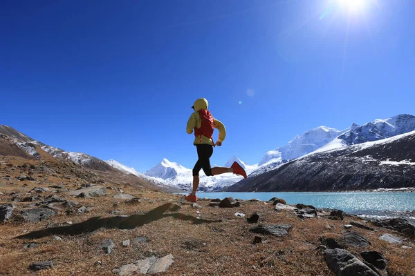 Kadın Koşucu Kışın Dağlarda Koşuyor — Stok fotoğraf