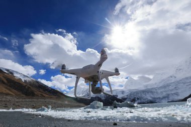 Uçan İHA Tibet, Çin 'deki buzullu lagünün fotoğrafını çekiyor.