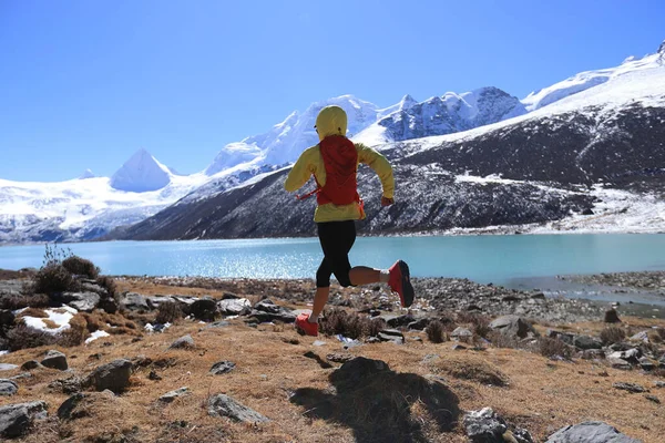 Mulher Corredor Trilha Atravessar País Correndo Montanhas Inverno — Fotografia de Stock