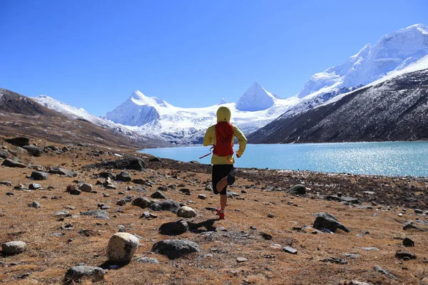 Kobieta Szlak Biegacz Biegnie Przez Kraj Górach Zimowych — Zdjęcie stockowe