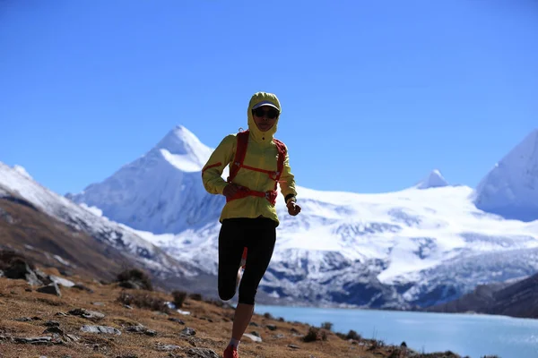 Femme Coureuse Trail Cross Country Courant Dans Les Montagnes Hiver — Photo