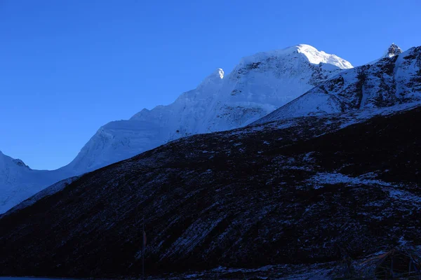 Sneeuw Bergen Onder Blauwe Lucht Tibet China — Stockfoto