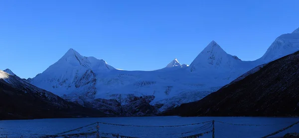 Glacial Lagun Och Snö Berg Blå Himmel Tibet Kina — Stockfoto