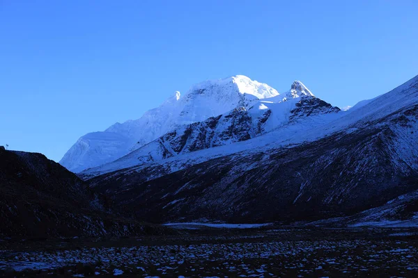 Снігові Гори Під Блакитним Небом Тибеті Китай — стокове фото