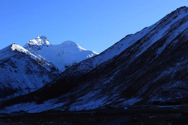 Sněhové Hory Pod Modrou Oblohou Tibetu Čína — Stock fotografie