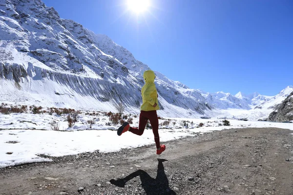 Kobieta Szlak Biegacz Biegnie Zimie Przyrody — Zdjęcie stockowe