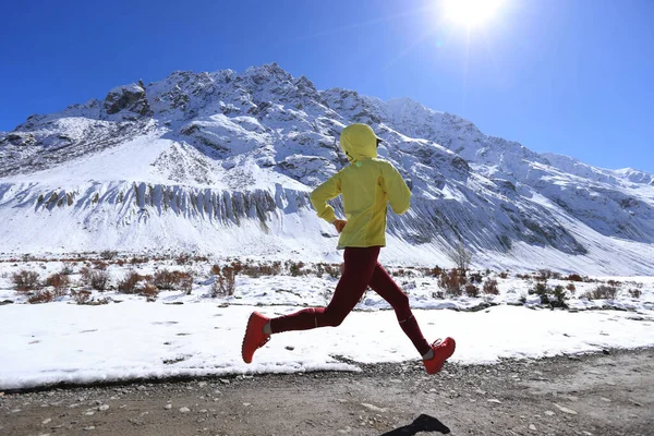 Žena Stezka Běžec Běh Země Běží Zimních Horách — Stock fotografie