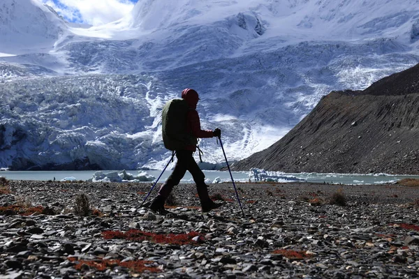 Randonneuse Dans Les Montagnes Hivernales — Photo