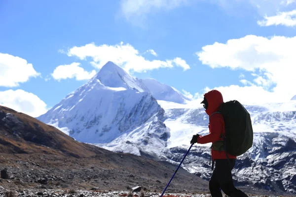 Randonneuse Dans Les Montagnes Hivernales — Photo