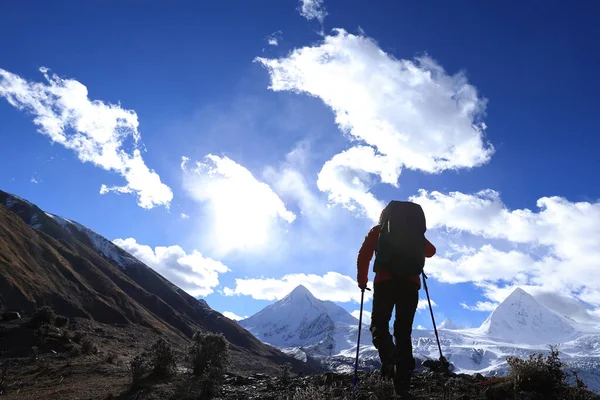 Mulher Caminhante Caminhadas Montanhas Inverno — Fotografia de Stock