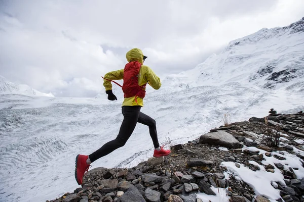 Mulher Corredor Trilha Atravessar País Correndo Montanhas Inverno — Fotografia de Stock