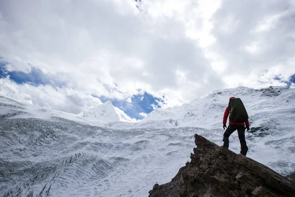 Vrouw Wandelaar Wandelen Winter Bergen — Stockfoto