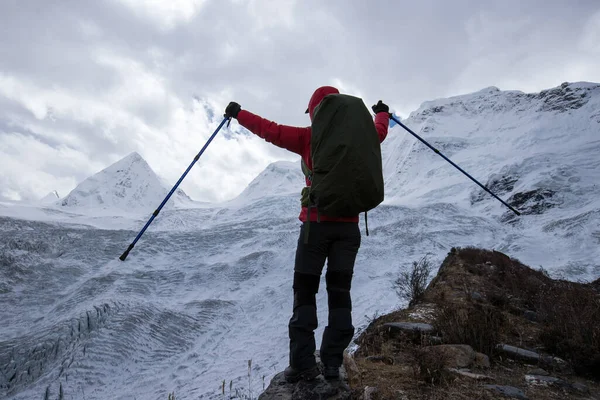 Kış Dağlarında Yürüyüş Yapan Bir Kadın — Stok fotoğraf