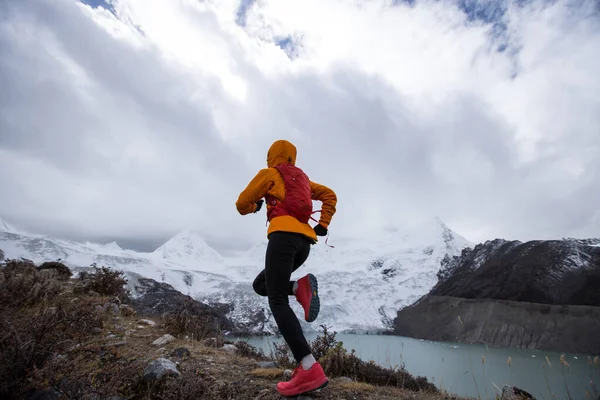 Mujer Trail Runner Cross Country Running Invierno Montañas — Foto de Stock