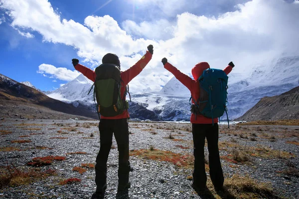 Dvě Ženy Pěší Turistika Zimních Horách — Stock fotografie