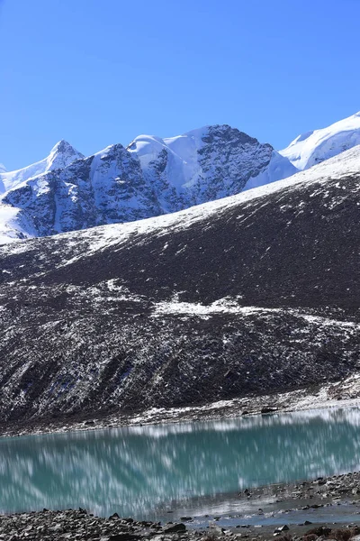 Sneeuwbergen Gletsjerlagune Onder Blauwe Lucht Tibet China — Stockfoto