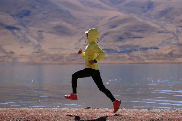 Vrouw Trail Runner Cross Country Hardlopen Winter Meer — Stockfoto